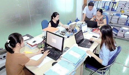 Online tax processing at Thai Nguyen Trade and Investment JSC. The CIEM said surveyed businesses highly appreciated the government's efforts in administrative reform in tax filings and payment and customs procedures. (Photo: VNA/VNS) Online tax processing at Thai Nguyen Trade and Investment JSC. The CIEM said surveyed businesses highly appreciated the government's efforts in administrative reform in tax filings and payment and customs procedures. (Photo: VNA/VNS)